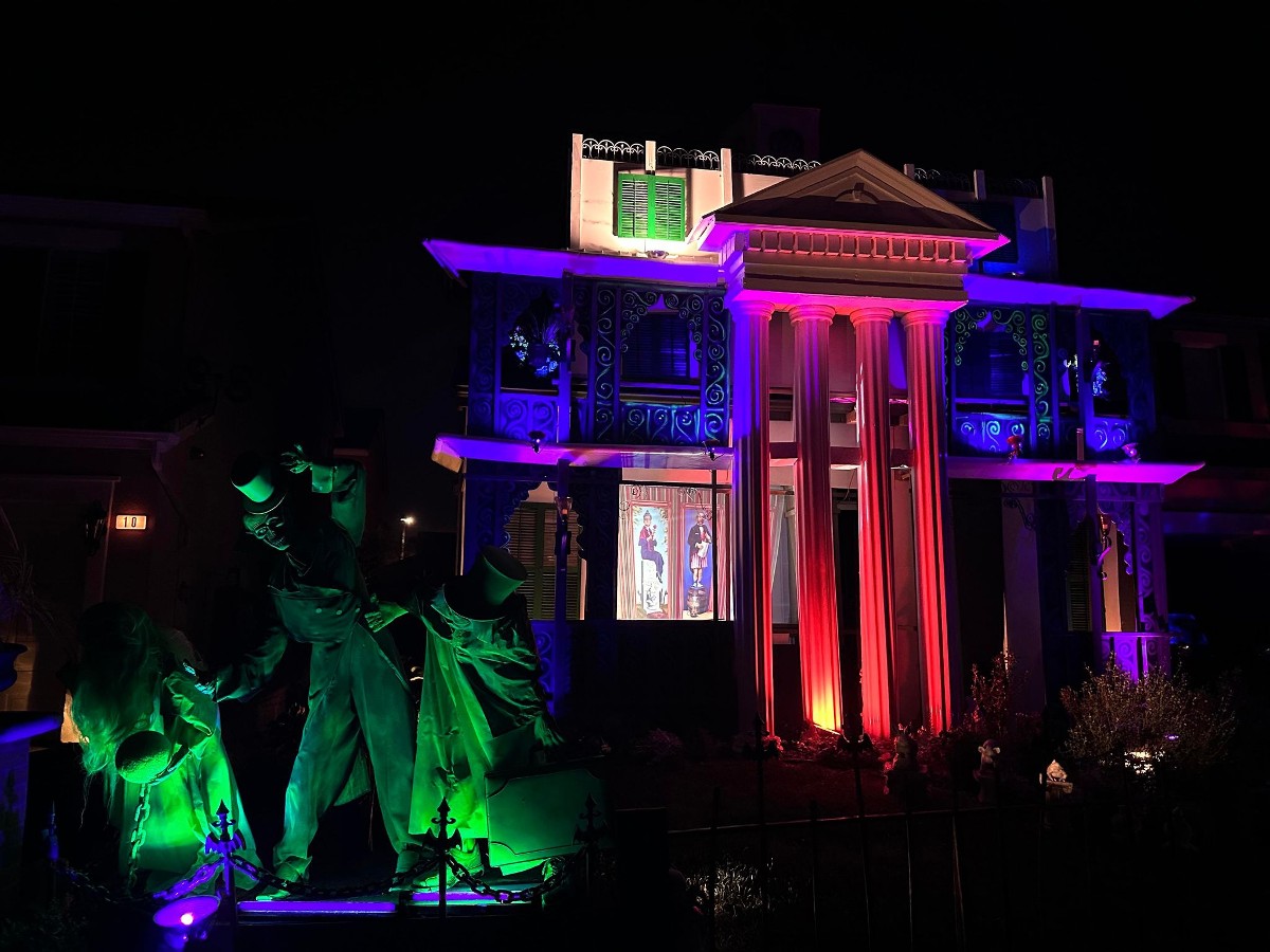 Stanley Haus Haunted Mansion Creates the Disneyland on Their Block